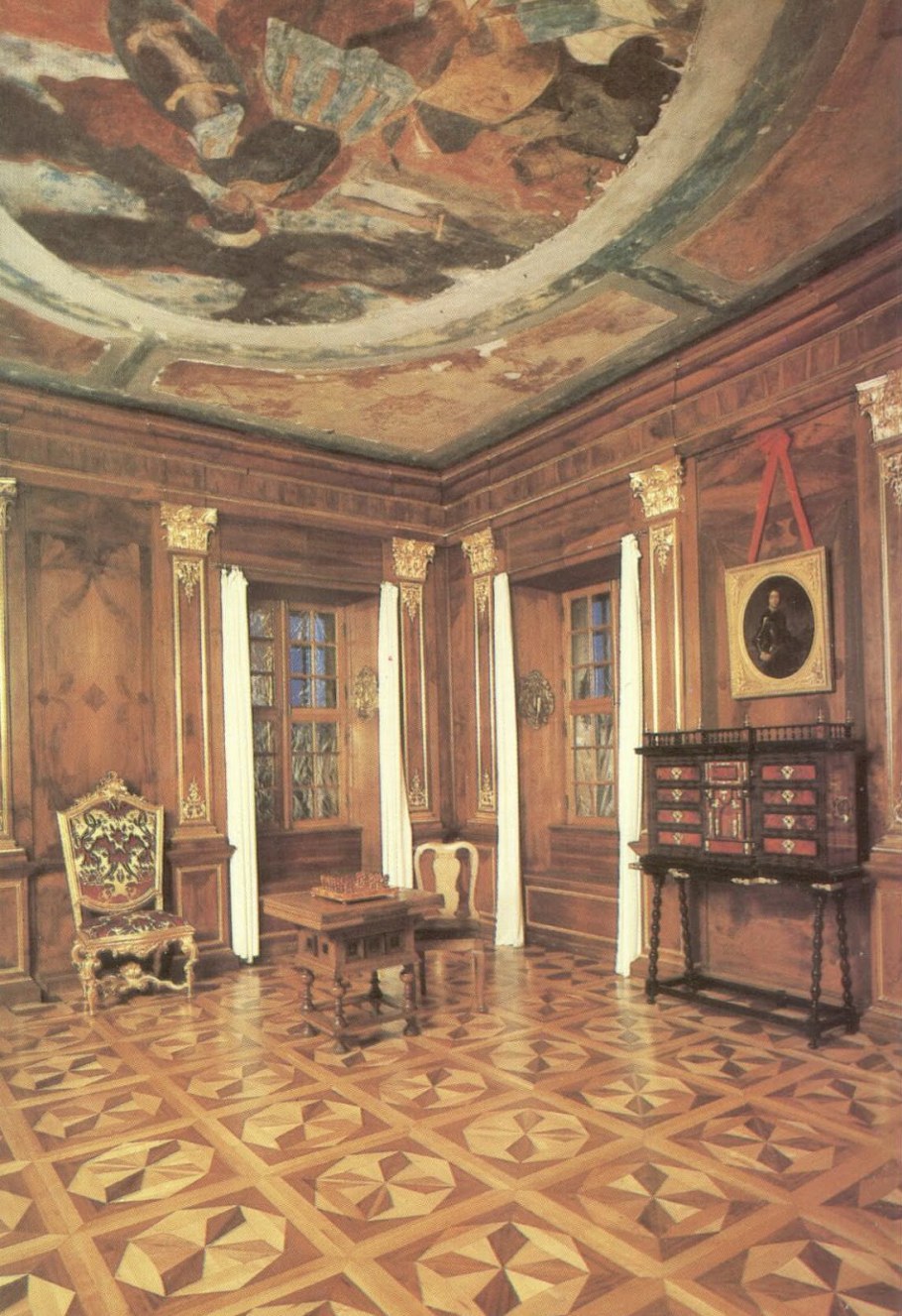 Ореховый кабинет Меншиковского дворца