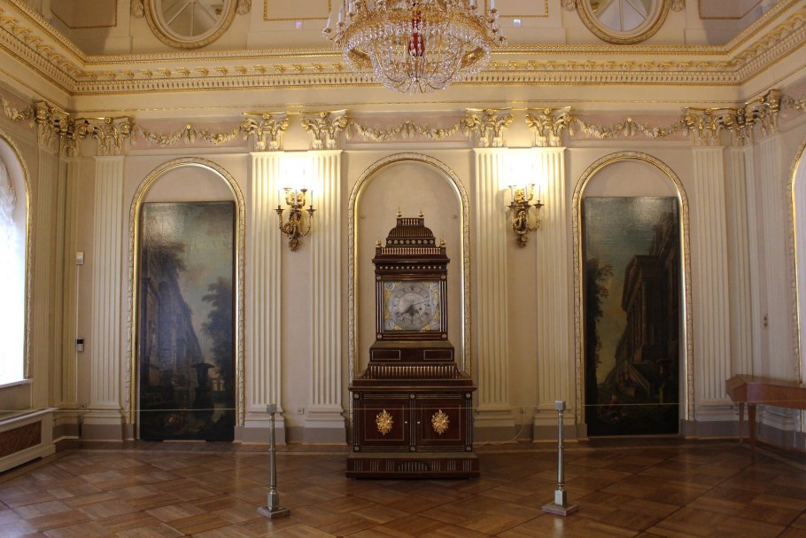 Меншиковский дворец пилястры