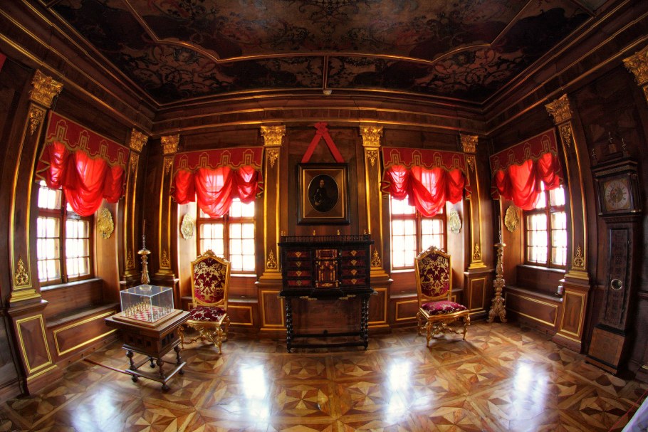 Меншиковский дворец Ореховый кабинет