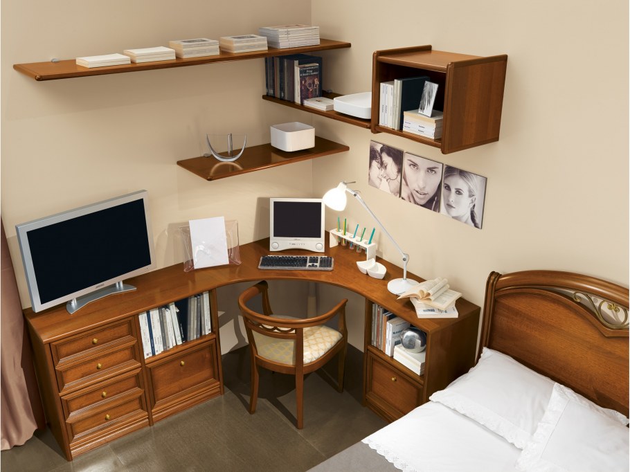 Компьютерный стол в спал не