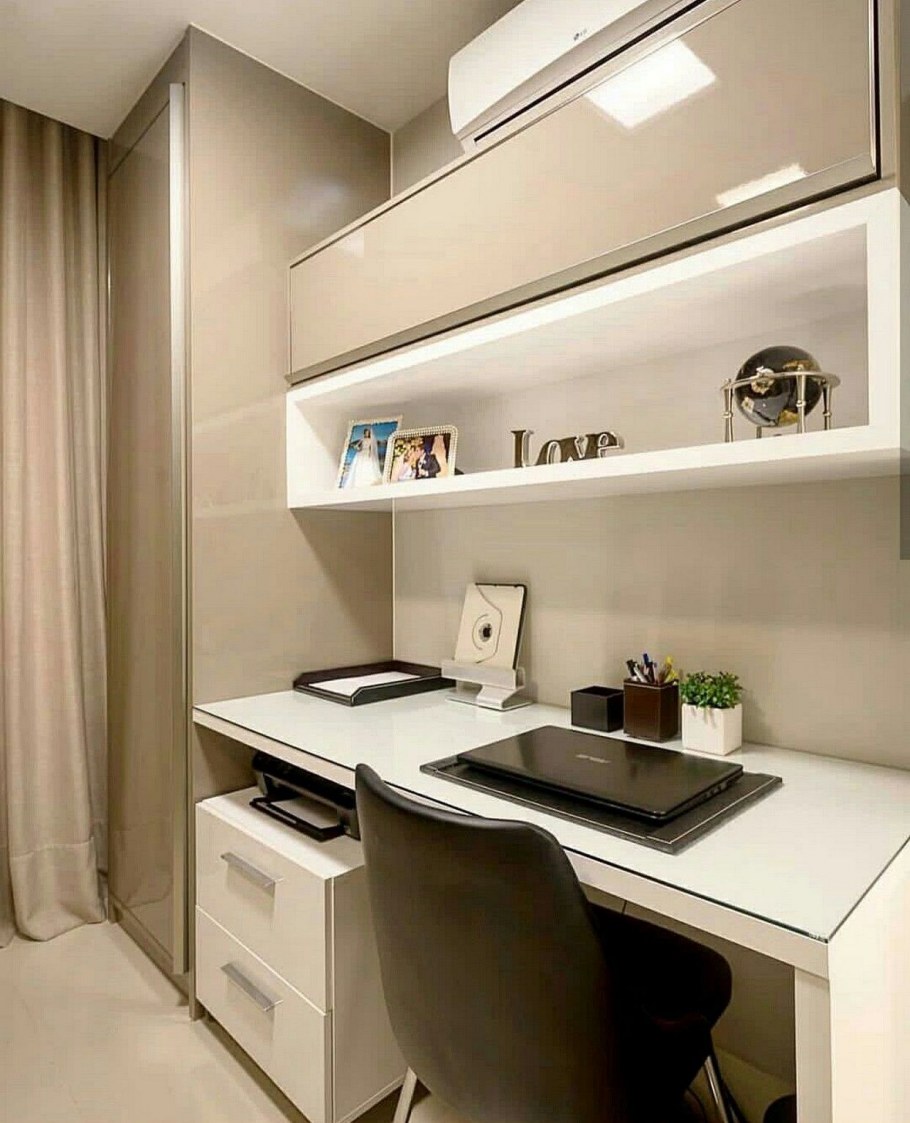 Письменный стол в спальне