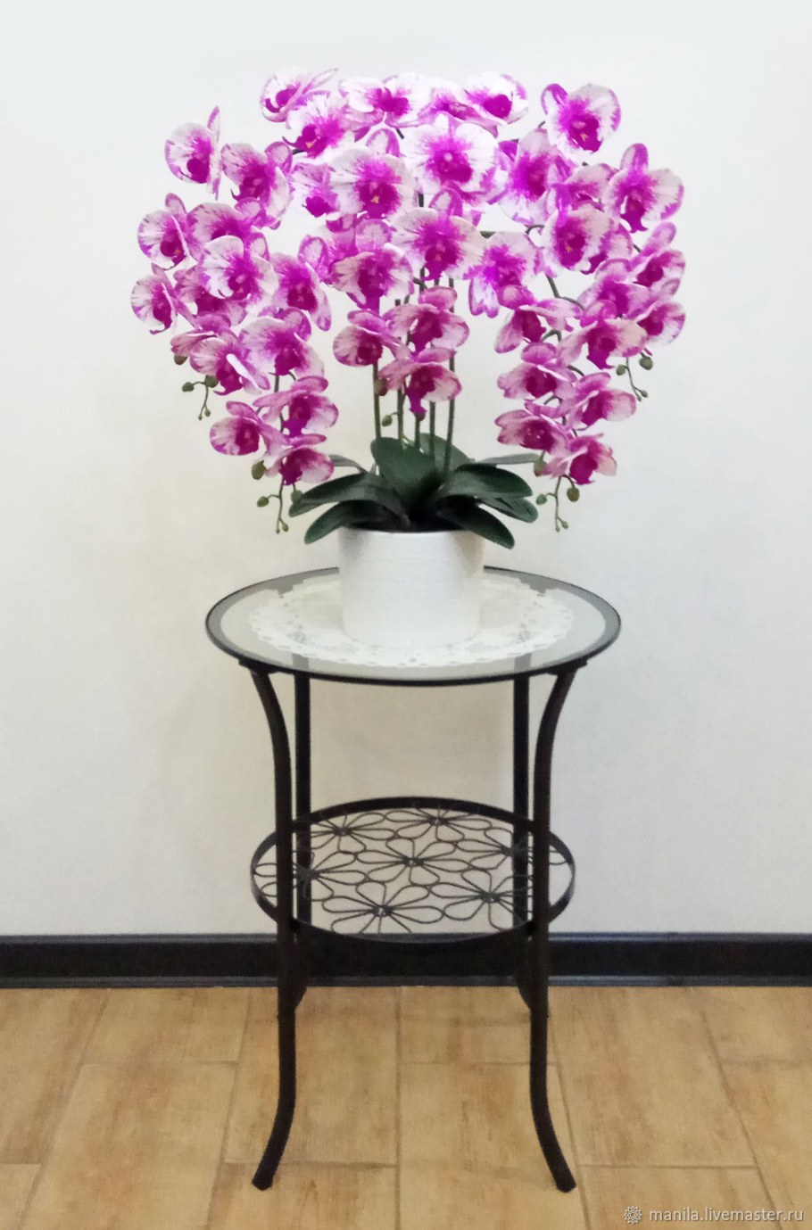 Орхидеи в горшках в интерьере