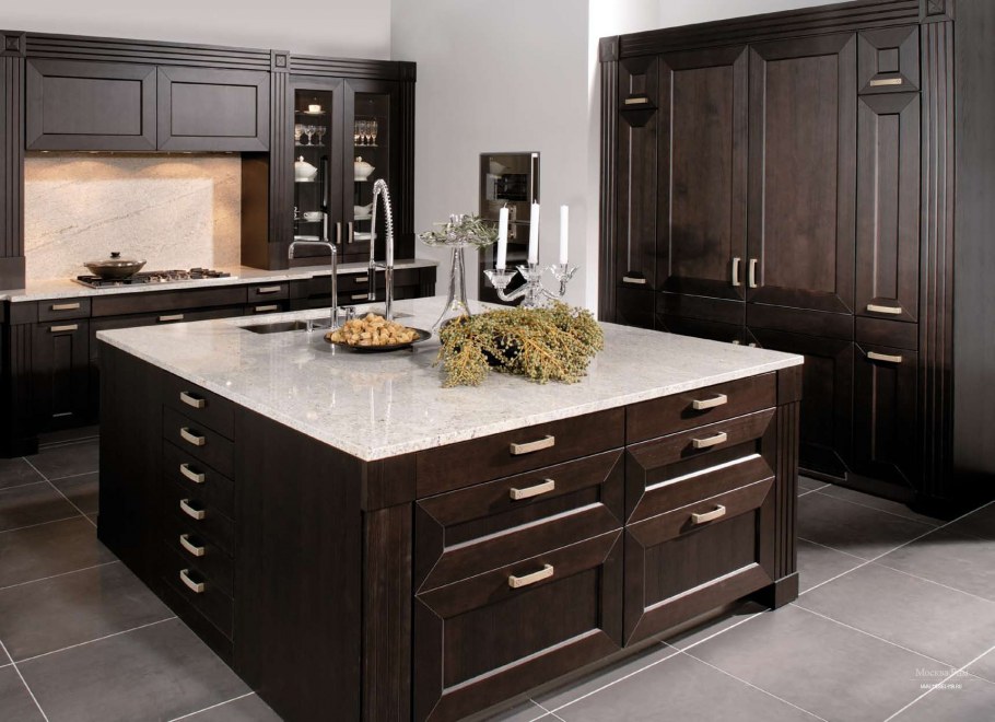 Кухни из массива темные