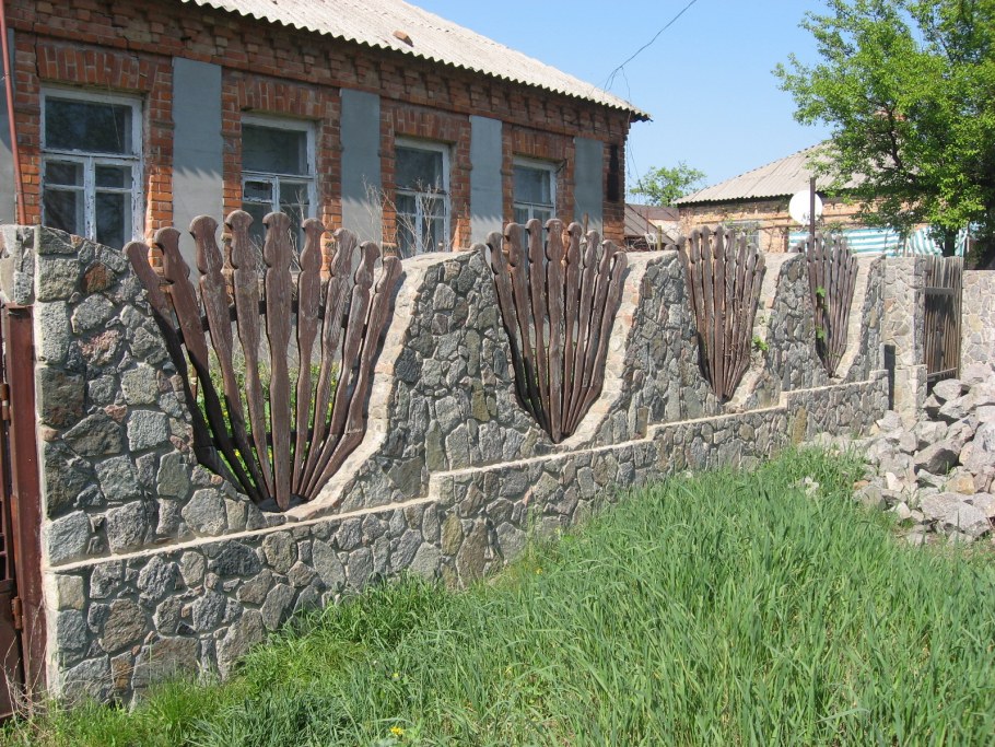 Каменный забор полисадник