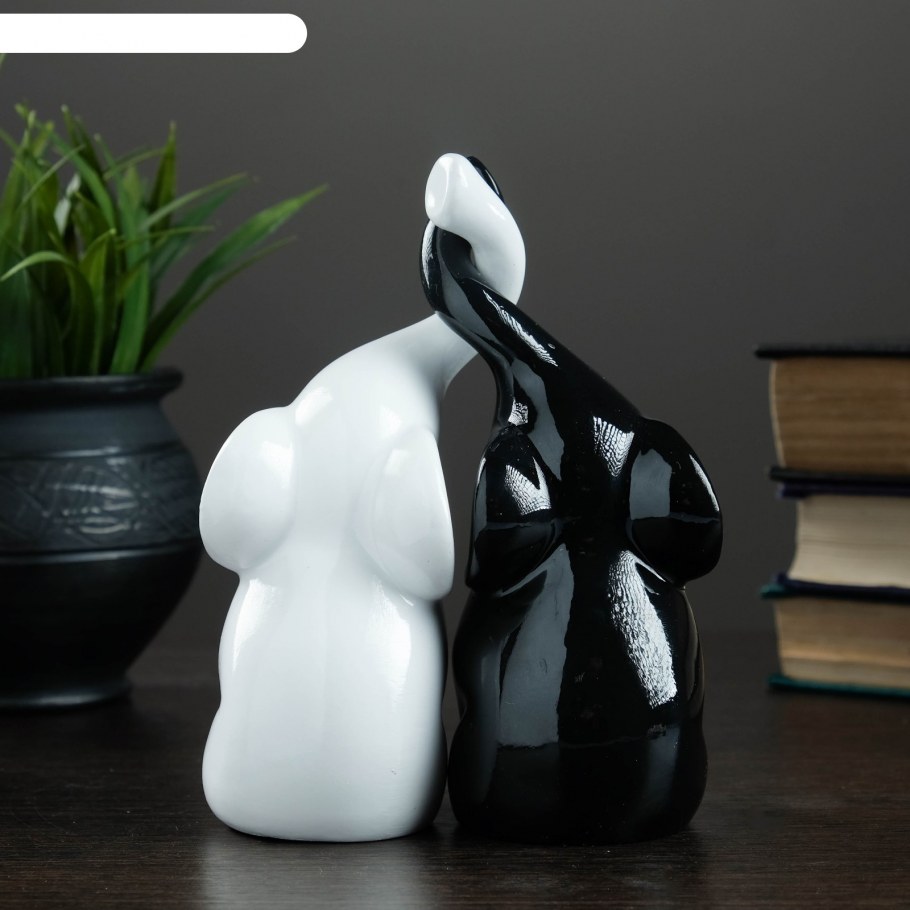 Черные интерьерные фигурки