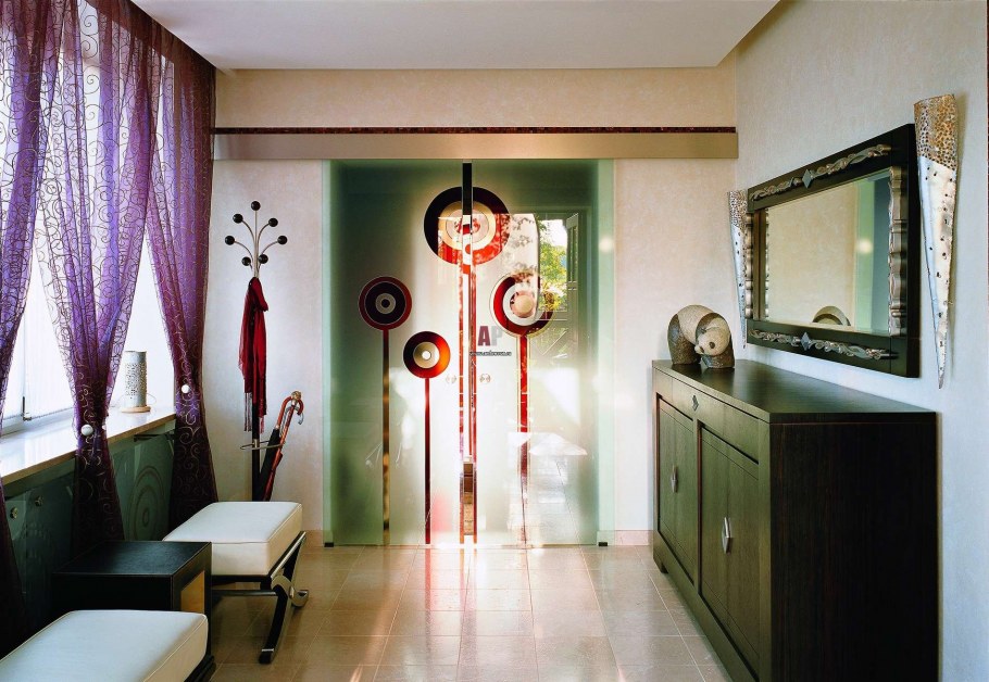 Фотообои в прихожую между дверями