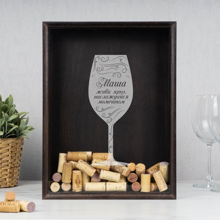 Ваза с пробками от вина в интерьере