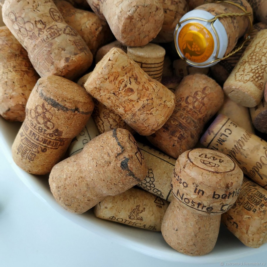 Поднос из пробок от вина