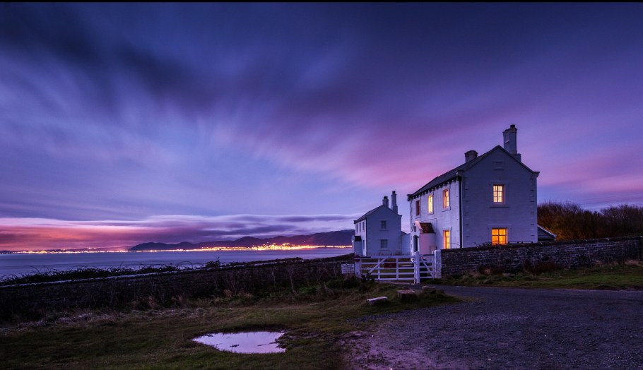 Одинокий домик на берегу моря