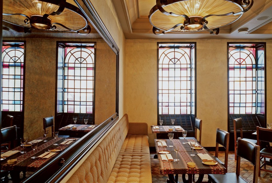 Кафе с витражными окнами