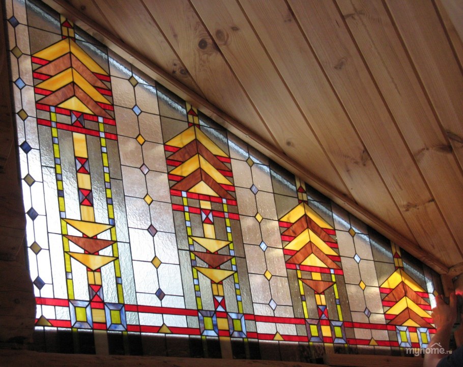 Витраж в общественном интерьере