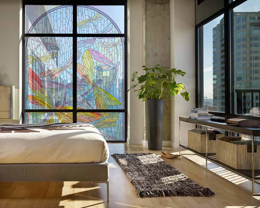 Комната с большими окнами