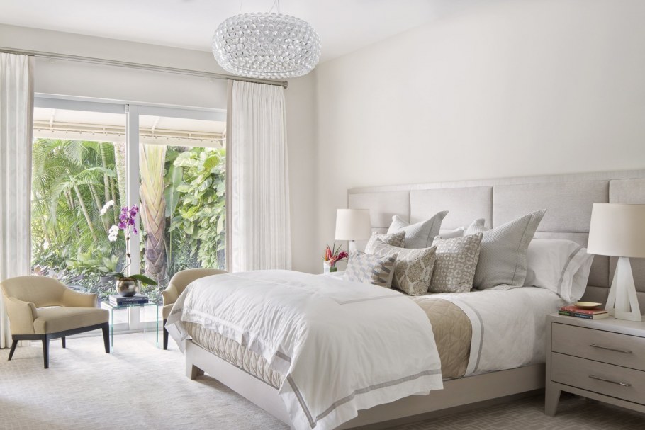 Серо белая спальня