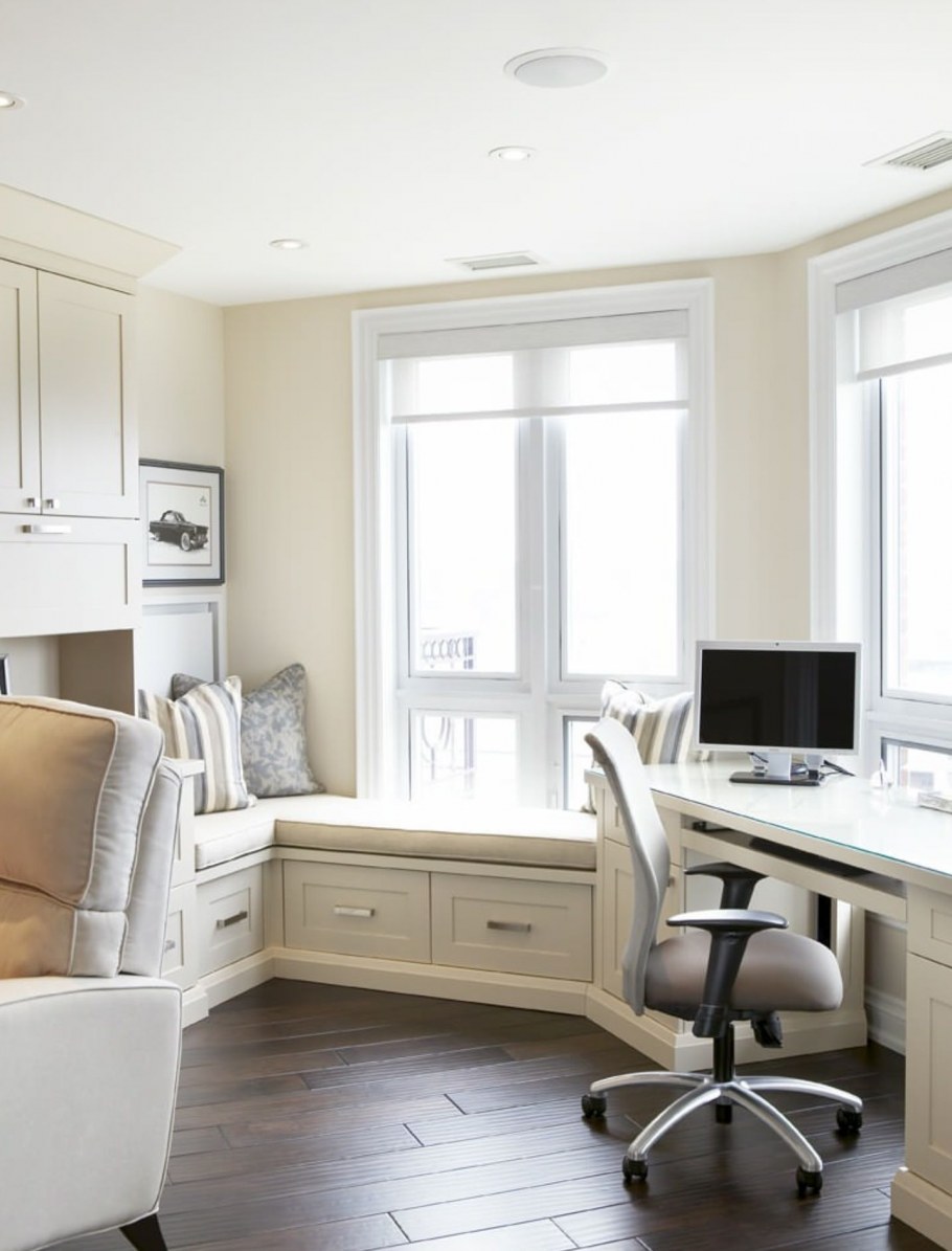 Компьютерный стол в эркере