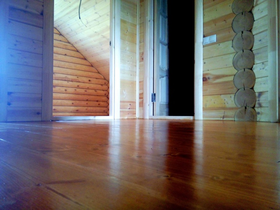 Деревянный дом внутри без мебели