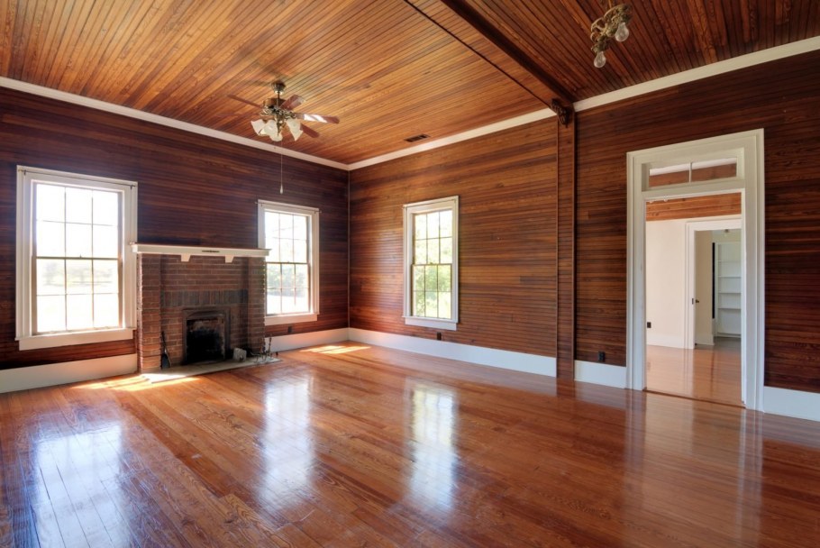 Планкен лиственница на стене