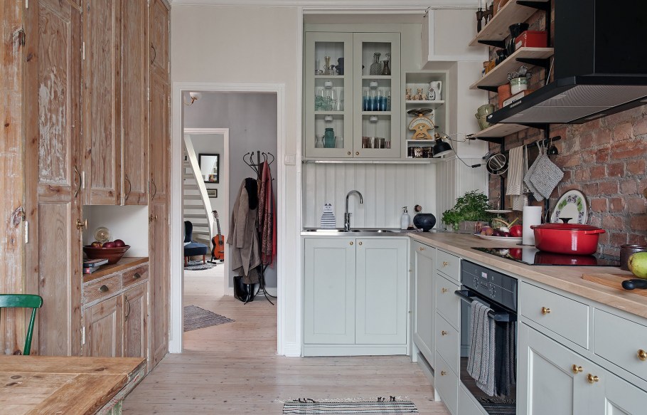 Кирпичная стена в шведской квартире