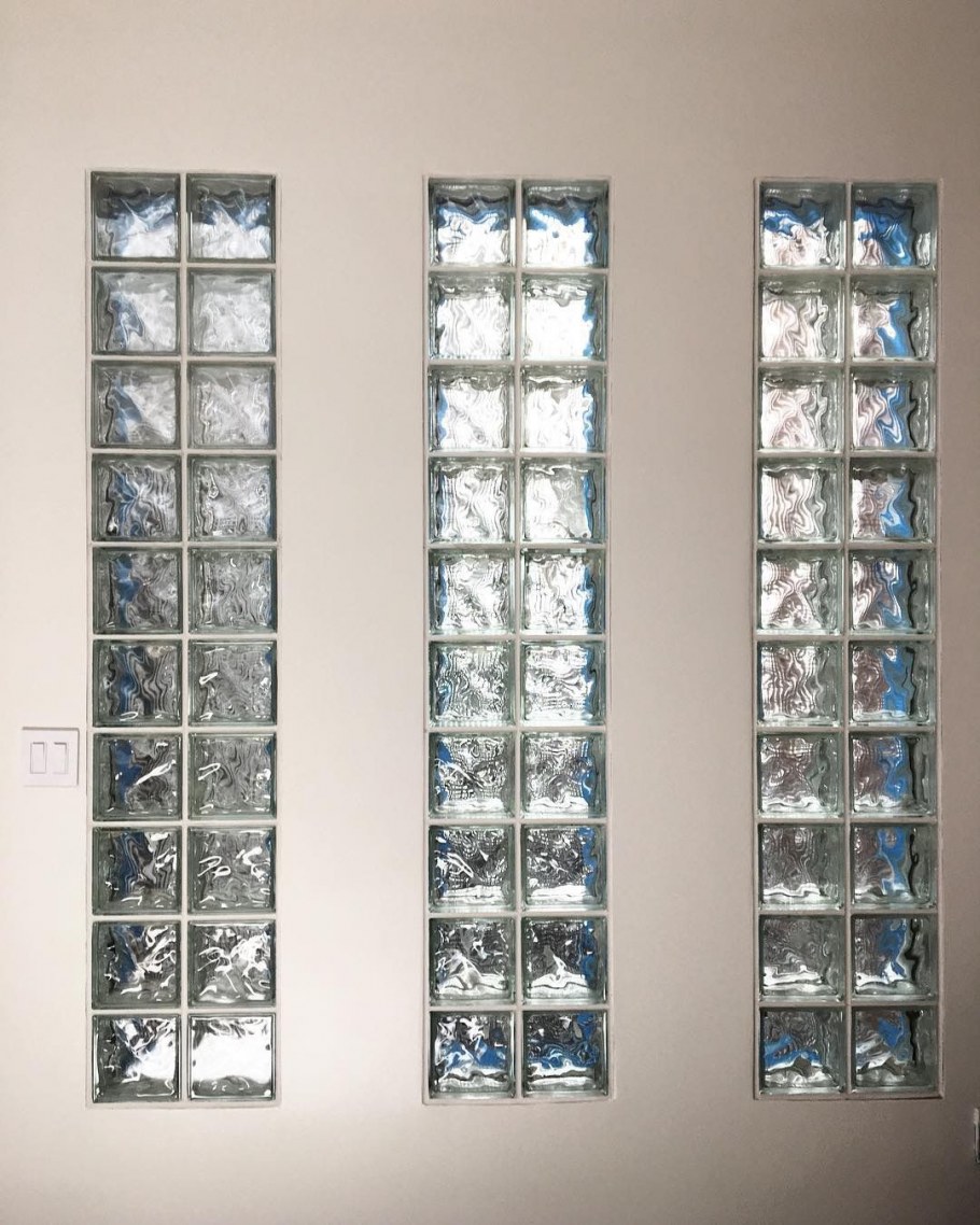 Стена из стеклоблоков в интерьере