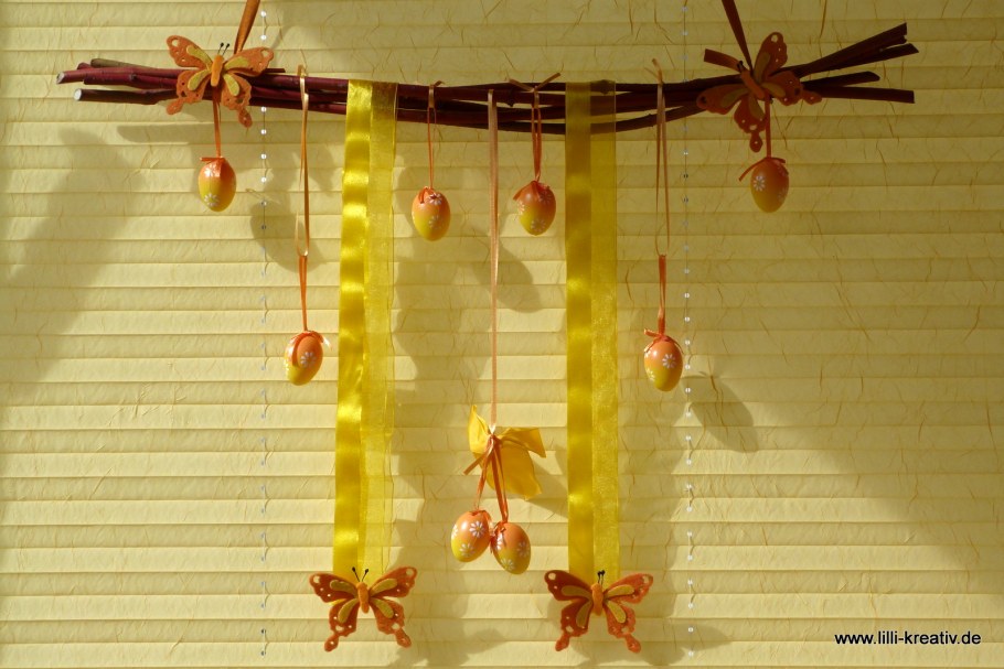 Гирлянда из бросового материала