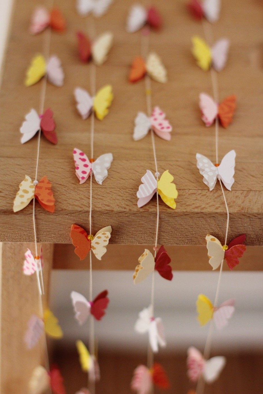 Гирлянда из бумажных бабочек