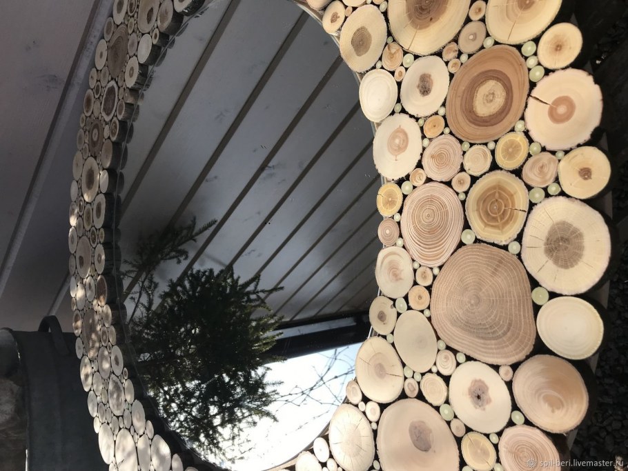 Квадратное зеркало в металлической раме