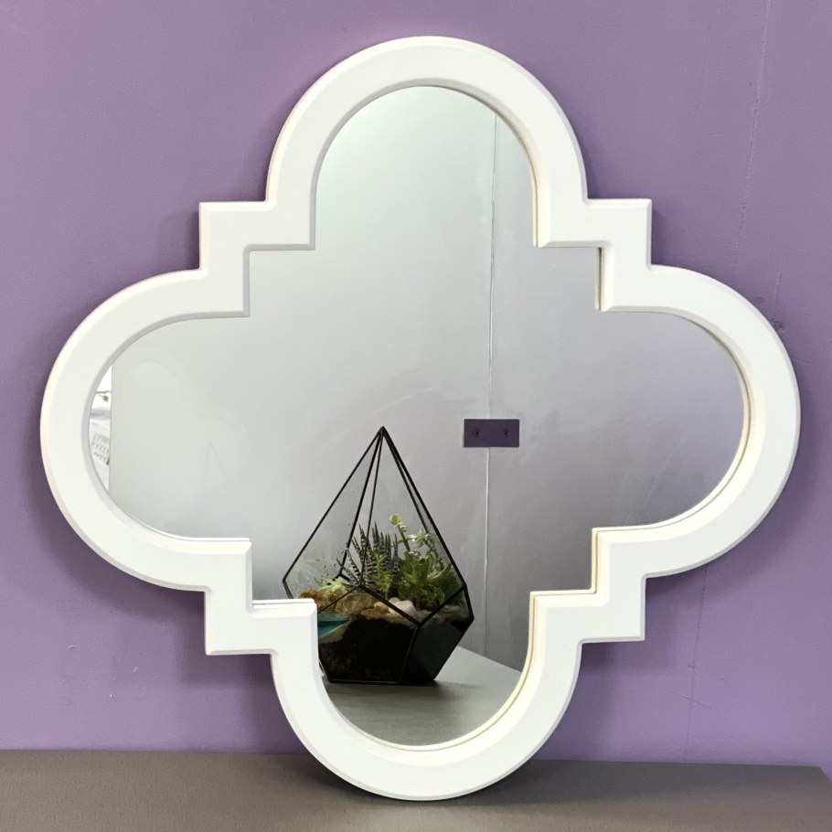 Квадратное зеркало в черной раме