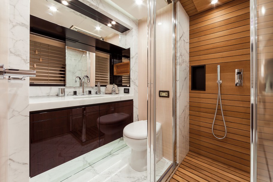 Санузел с душем под дерево