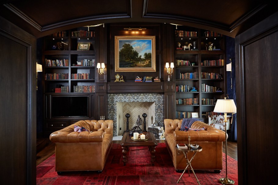 Библиотека с камином в интерьере