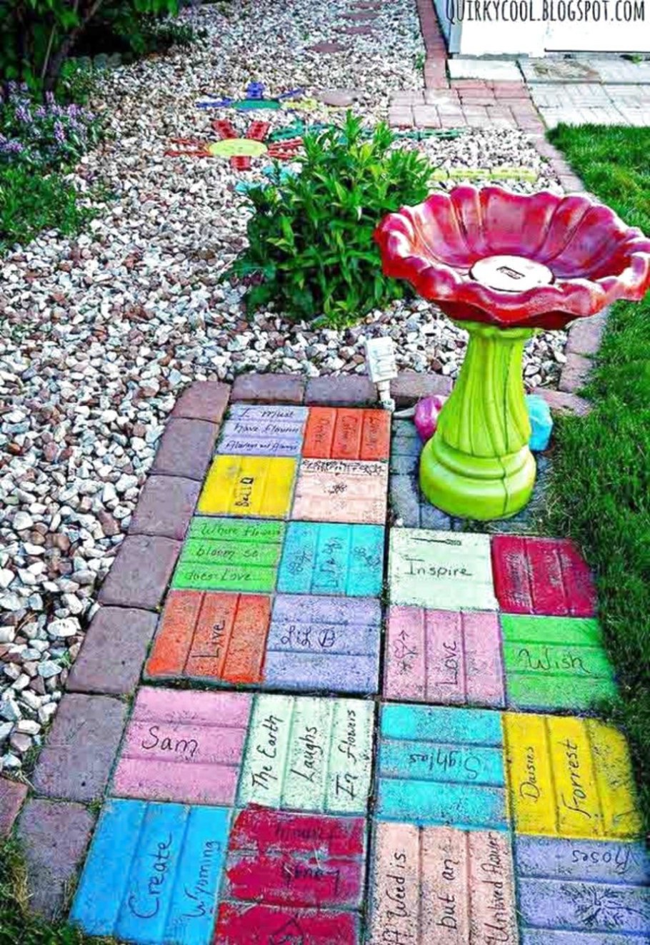 Старая плитка в саду