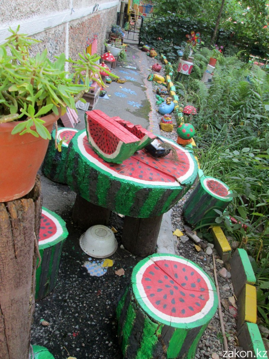 Декор двора из подручных материалов