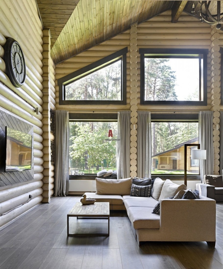 Бревенчатый дом с панорамными окнами