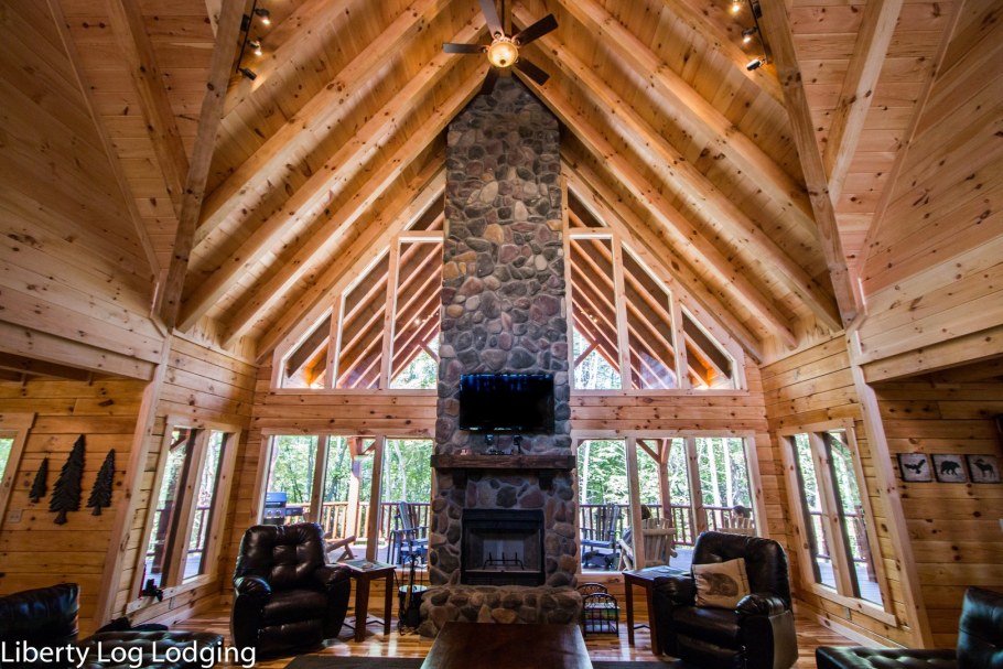 Камин в деревянном доме со вторым светом