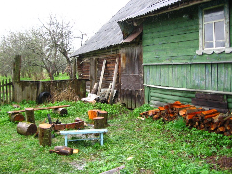 Двор деревенского дома