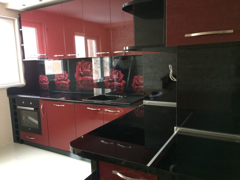 Кухня вишневого цвета