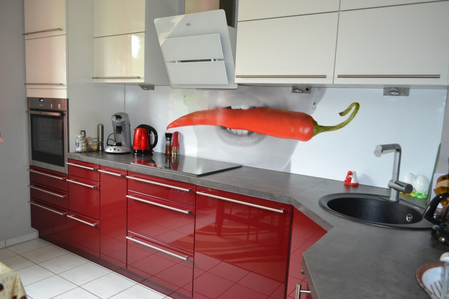 Бордовая кухня в интерьере