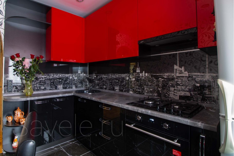 Красная кухня с черной столешницей
