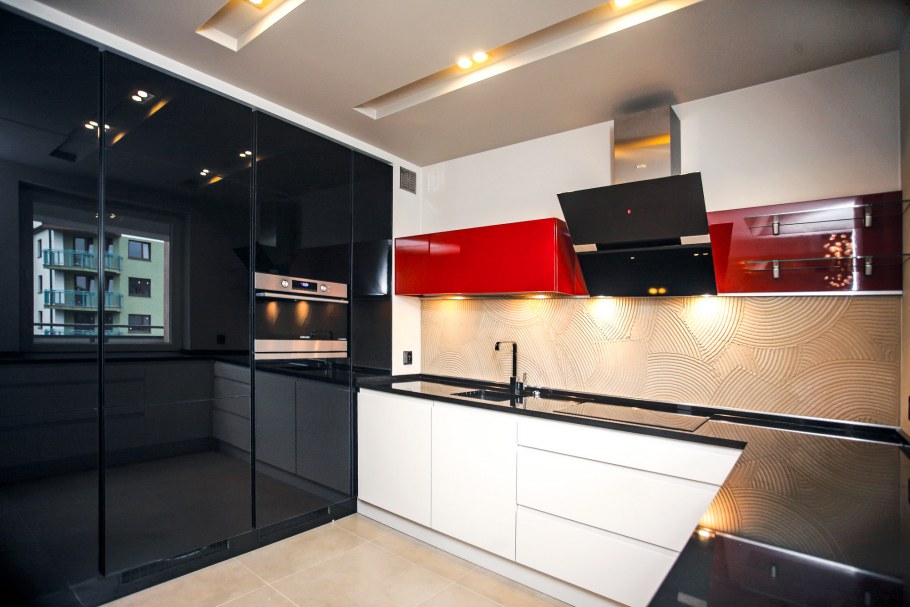 Белая кухня с красным фартуком