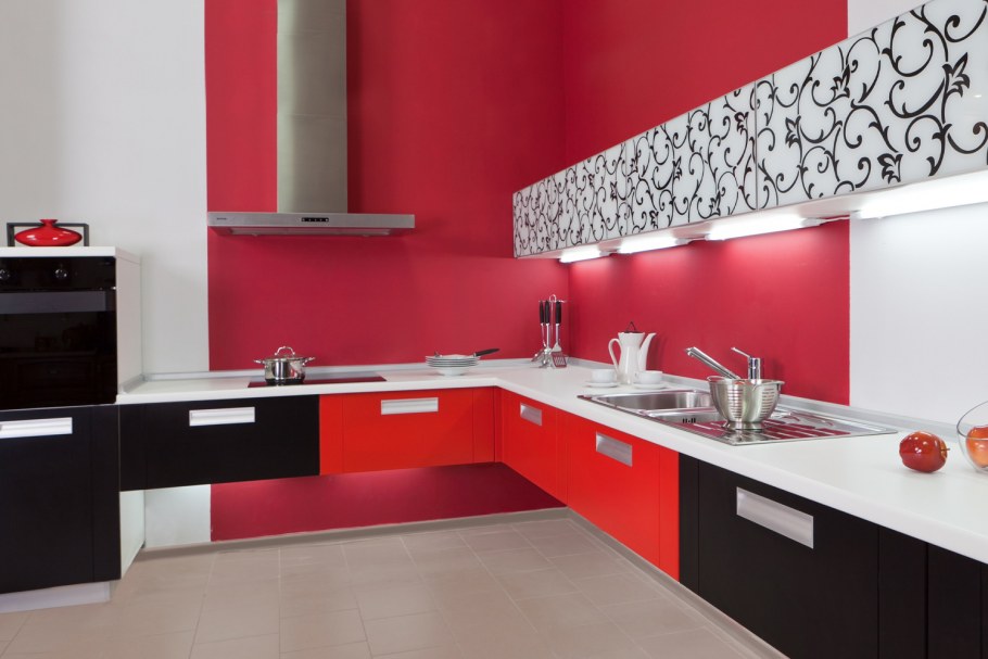 Красная кухня с деревянной столешницей