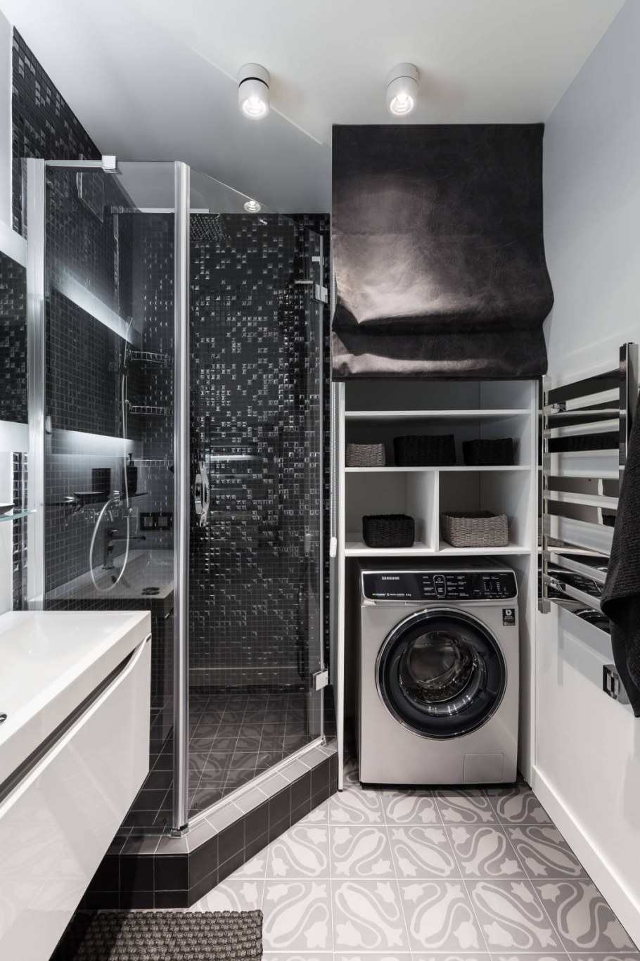 Сомвмещенная ванная с душевой кабиной и туалет