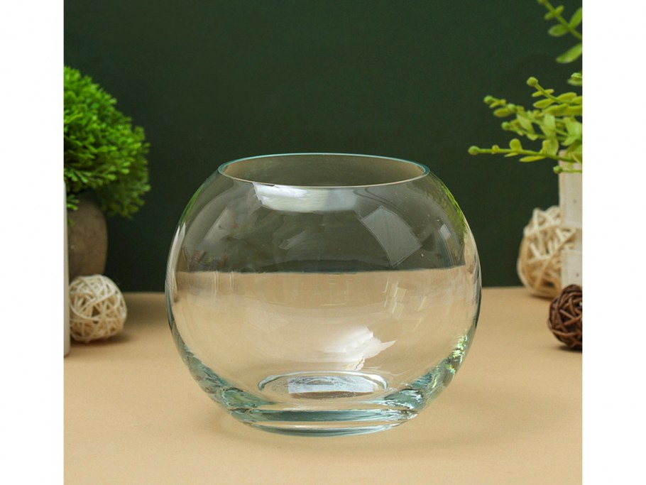 Необычная стеклянная ваза