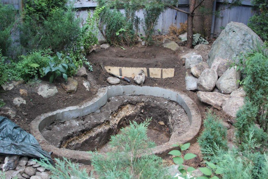 Альпийская горка вокруг септика