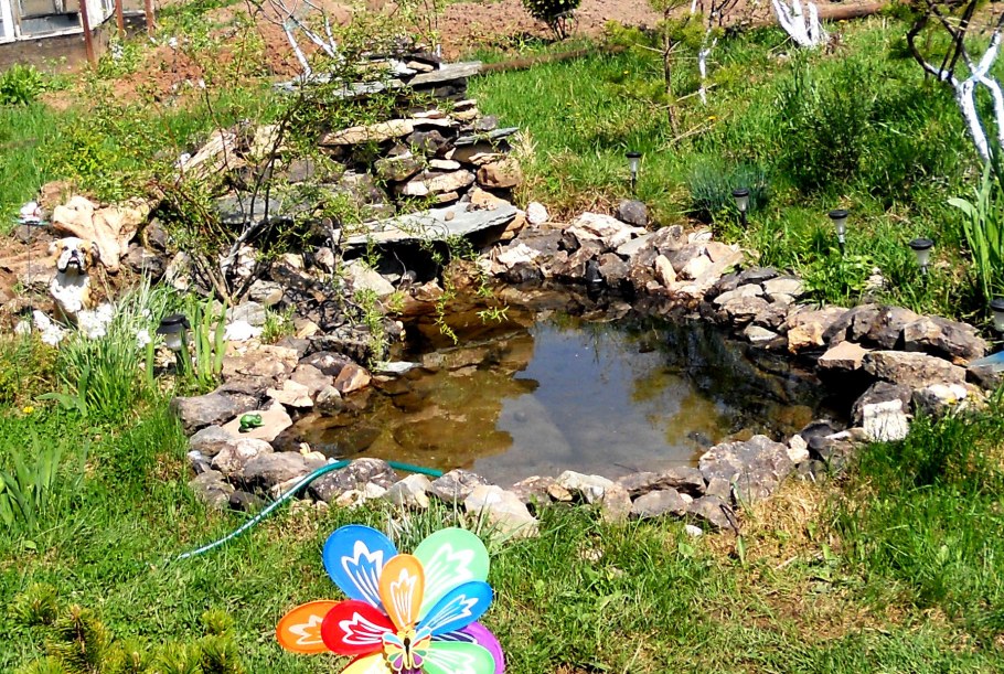 Красивый прудик на даче с альпийской горкой