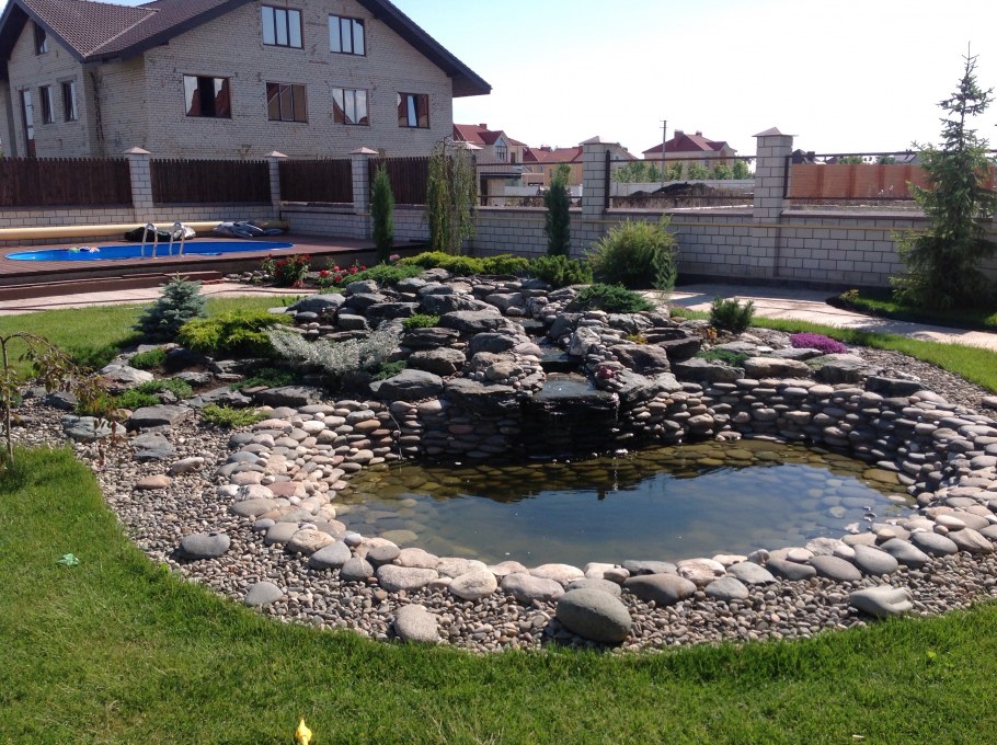 Альпийская горка с прудиком