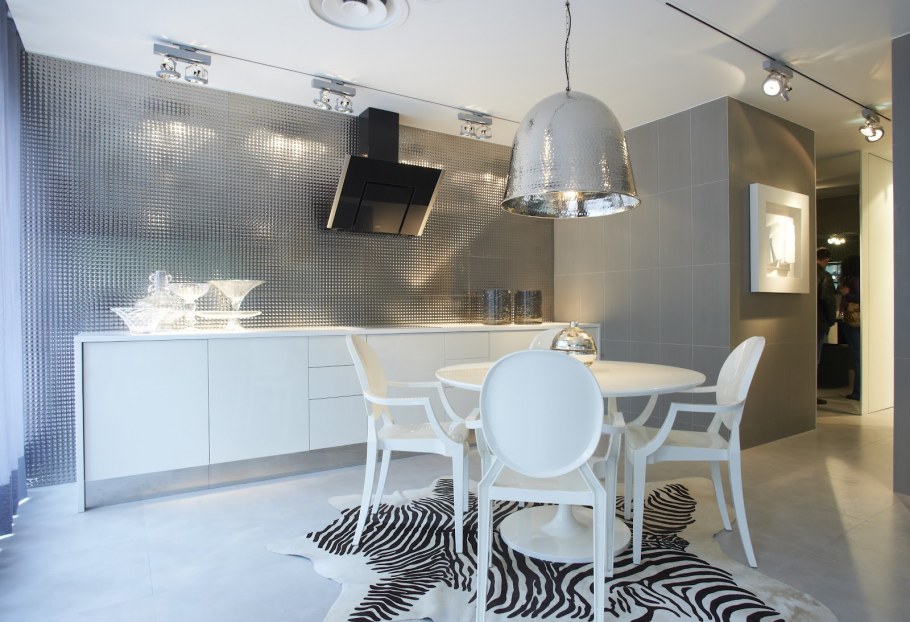 Зеркальный фартук для кухни