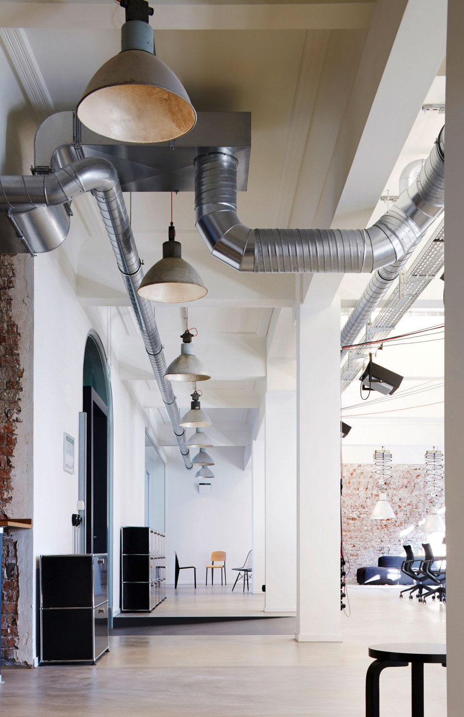 Серый потолок лофт