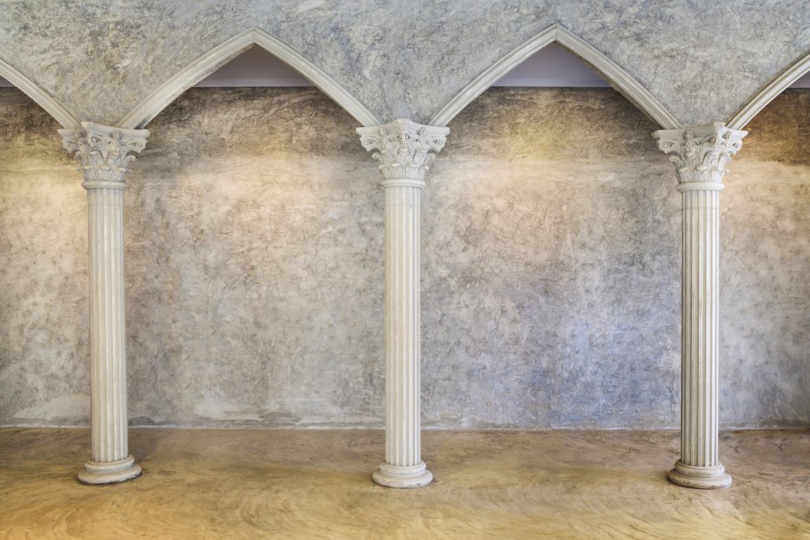 Пустой зал с колоннами