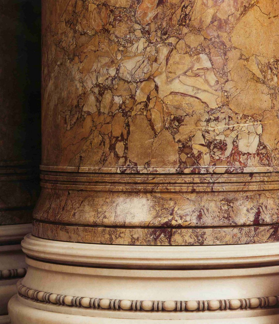 Квадратные колонны в интерьере