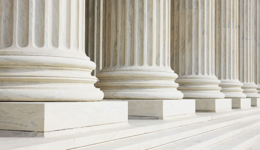 Деревянные колонны в интерьере