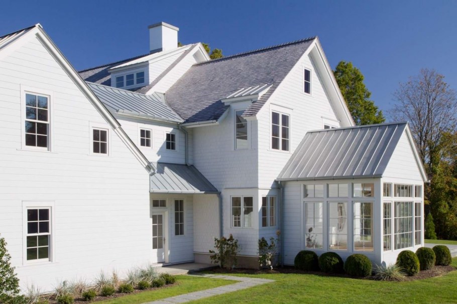 Фасад с серой крышей