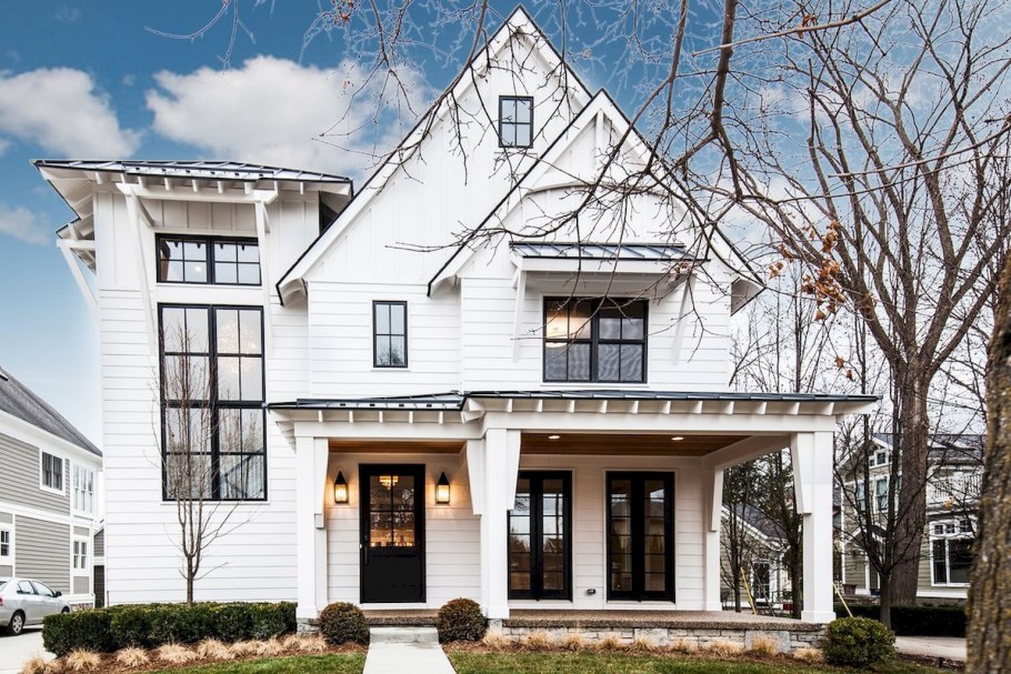 Дом с белым фасадом